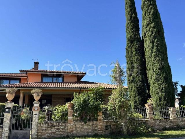 Villa bifamiliare in vendita a Nocciano