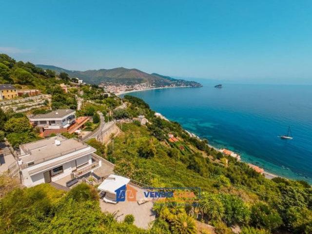 Villa bifamiliare in vendita a Noli