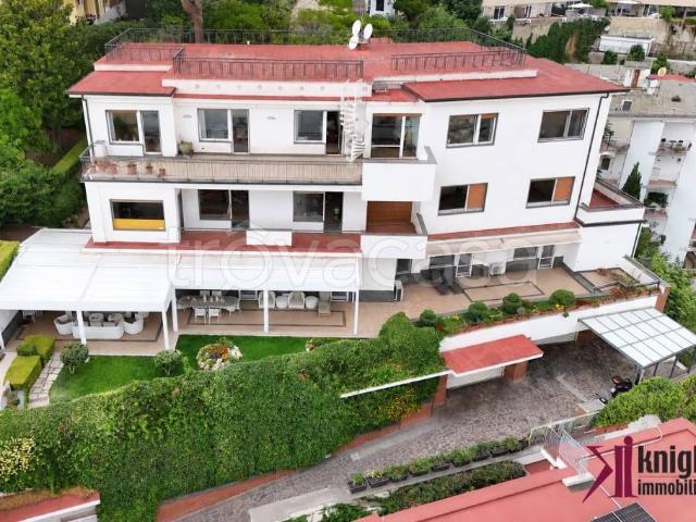 Villa bifamiliare in vendita a Napoli, Vomero