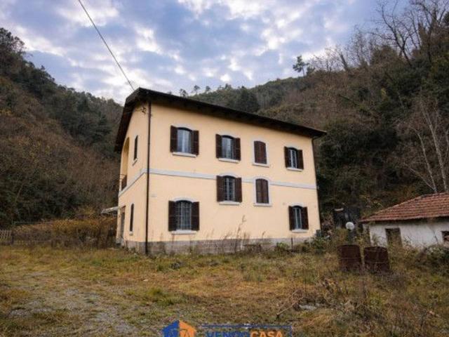 Villa bifamiliare in vendita a Savona