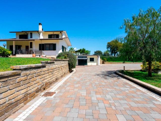 Villa bifamiliare in vendita a Sabaudia via Litoranea