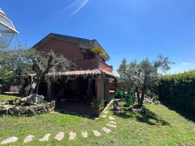 Villa bifamiliare in vendita a Sacrofano via Santa Maria, 1
