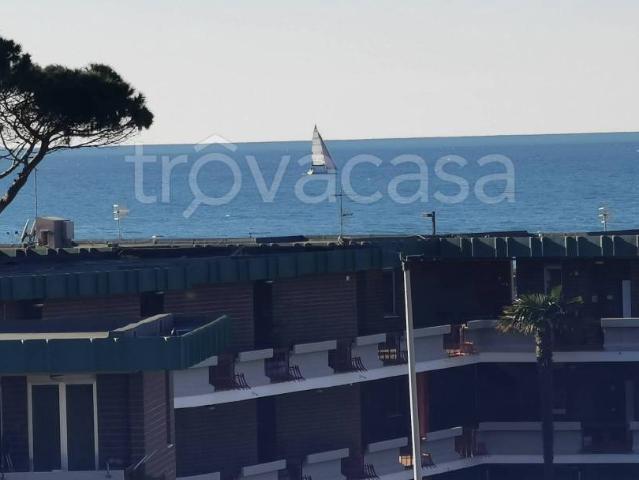 Villa bifamiliare in vendita a Santa Marinella via Velca, 2