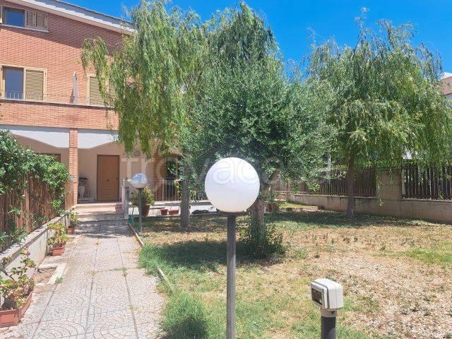 Villa bifamiliare in vendita a Santa Marinella via Etruria, 8