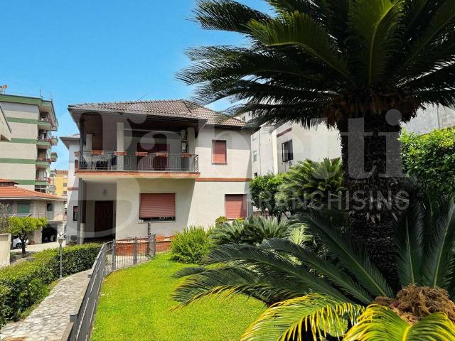 Villa bifamiliare in vendita a Santa Maria Capua Vetere