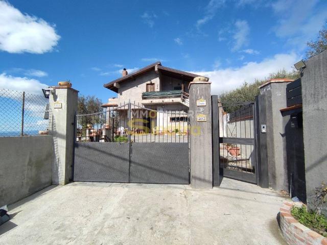 Villa bifamiliare in vendita a Santa Maria di Licodia via Cavaliere Bosco, 202