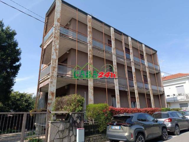 Villa bifamiliare in vendita a Saronno via Stra' Favia
