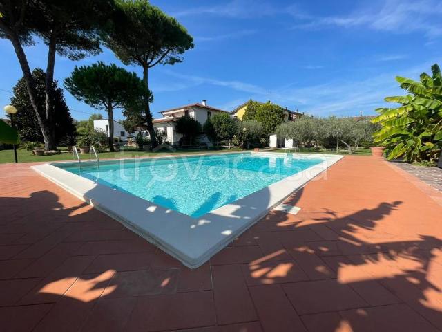 Villa bifamiliare in vendita a Sarzana via Turì