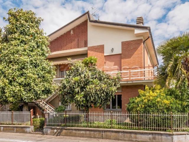Villa bifamiliare in vendita a Scandiano via Enrico Fermi, 19
