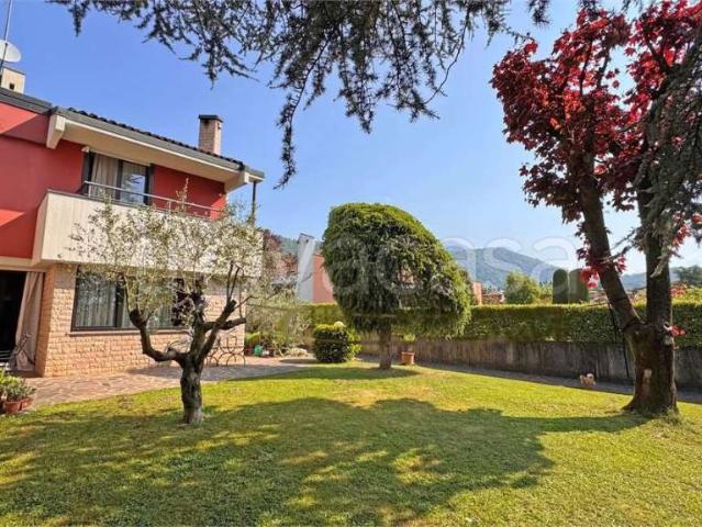 Villa bifamiliare in vendita a Scanzorosciate via Gran Sasso, 6
