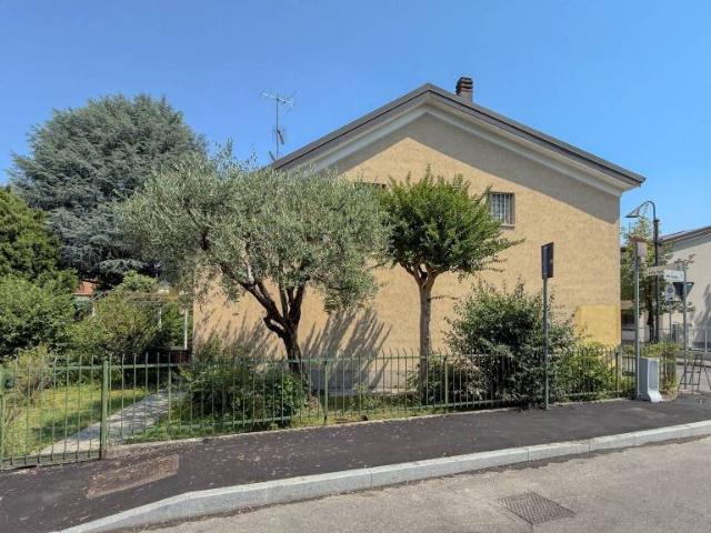 Villa bifamiliare in vendita a Segrate via della Genziana, 1, Villaggio Ambrosiano