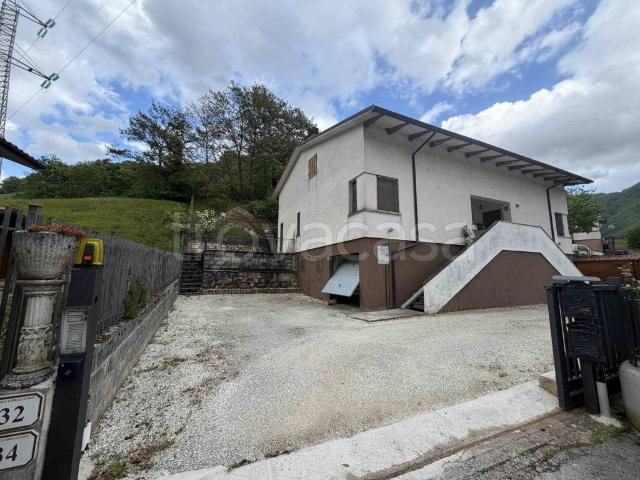 Villa bifamiliare in vendita a Serravalle di Chienti via vallesina
