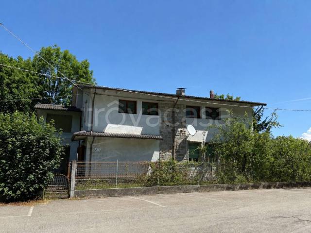 Villa bifamiliare in vendita a Serrazzone, Fanano