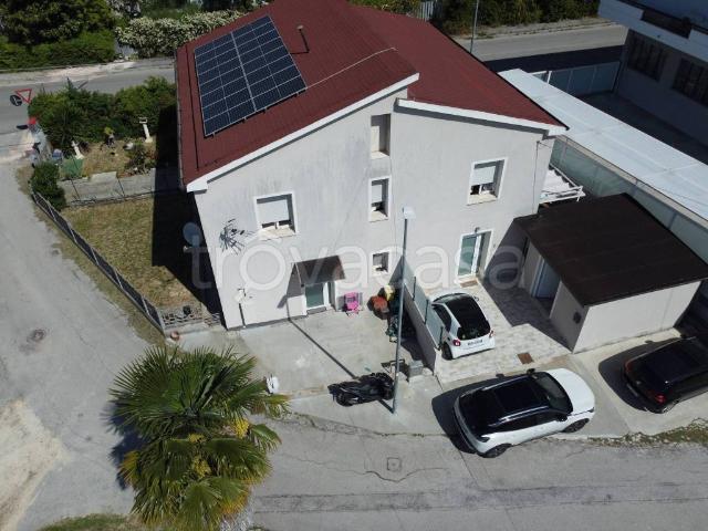 Villa bifamiliare in vendita a Spoltore viale Europa, 147