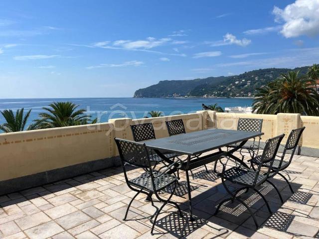 Villa bifamiliare in vendita a Spotorno