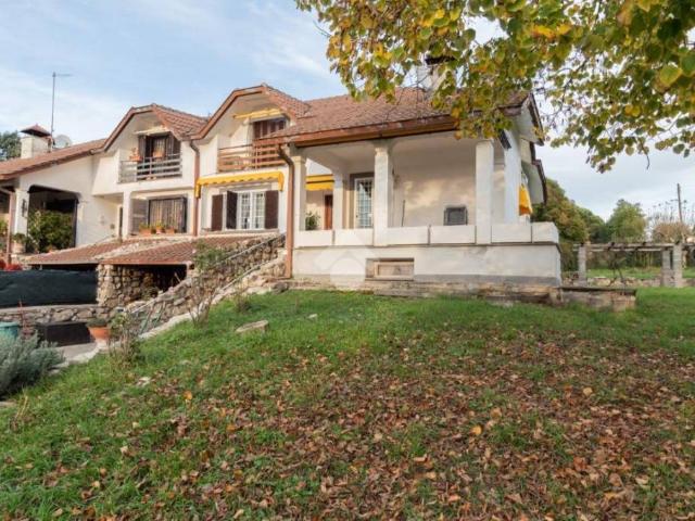 Villa bifamiliare in vendita a Sutri via delle pernici