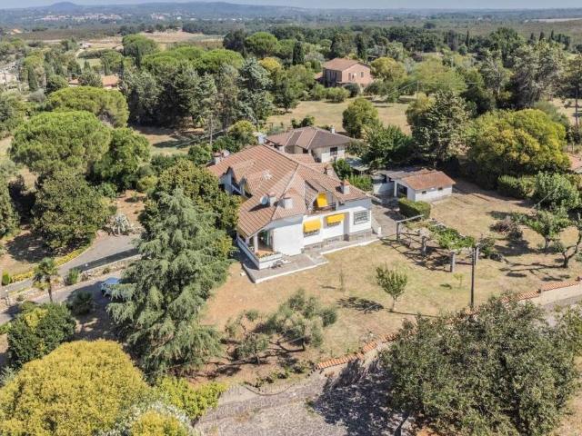Villa bifamiliare in vendita a Sutri via delle pernici