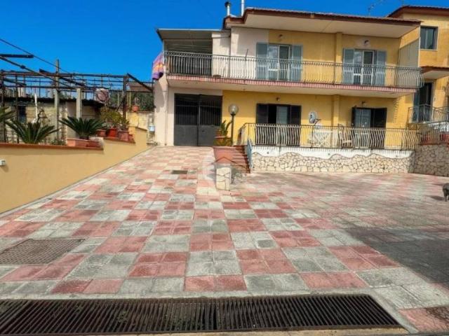 Villa bifamiliare in vendita a Pozzuoli via Monterusso, 90