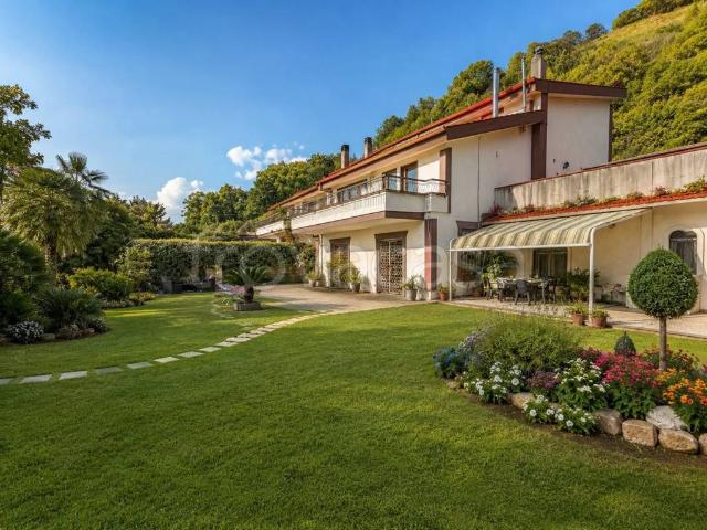 Villa bifamiliare in vendita a Pozzuoli via Campiglione