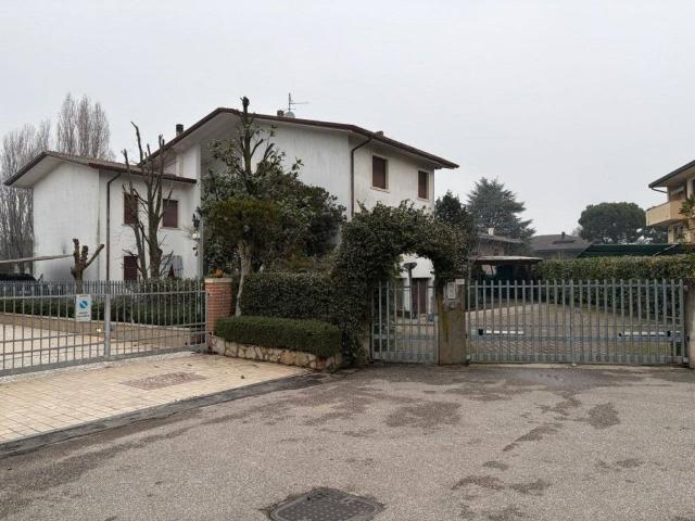Villa bifamiliare in vendita a Pojana Maggiore viale Largo Europa, 37