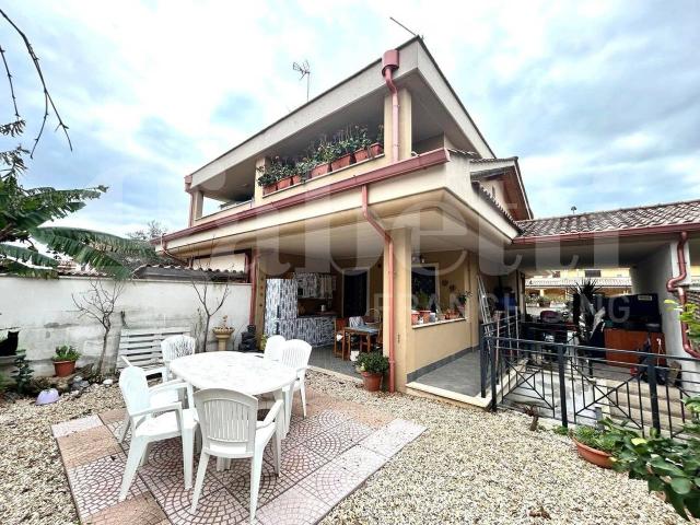 Villa bifamiliare in vendita a Pomezia