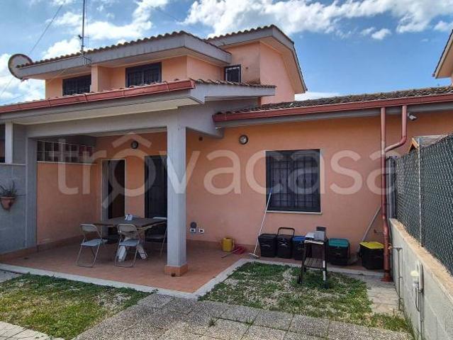 Villa bifamiliare in vendita a Pomezia via Aterno, 7