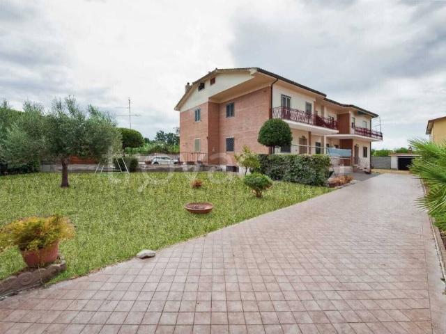 Villa bifamiliare in vendita a Pomezia via Lerici, 6