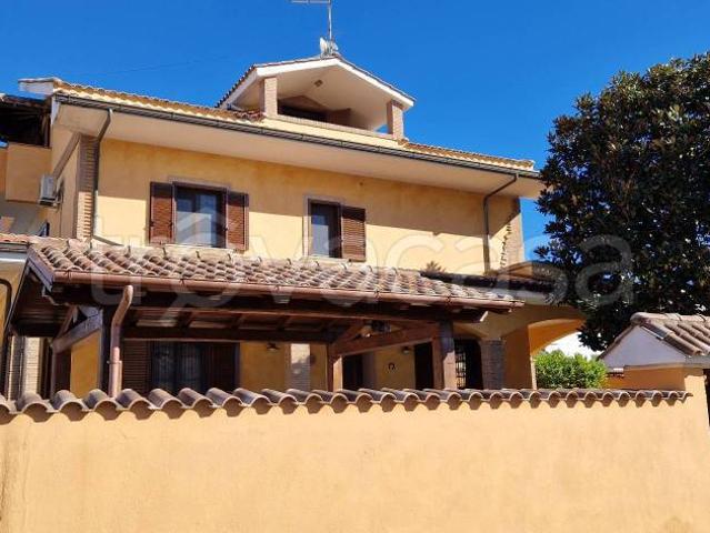 Villa bifamiliare in vendita a Pomezia via Mar Arabico, 39, Torvaianica Alta