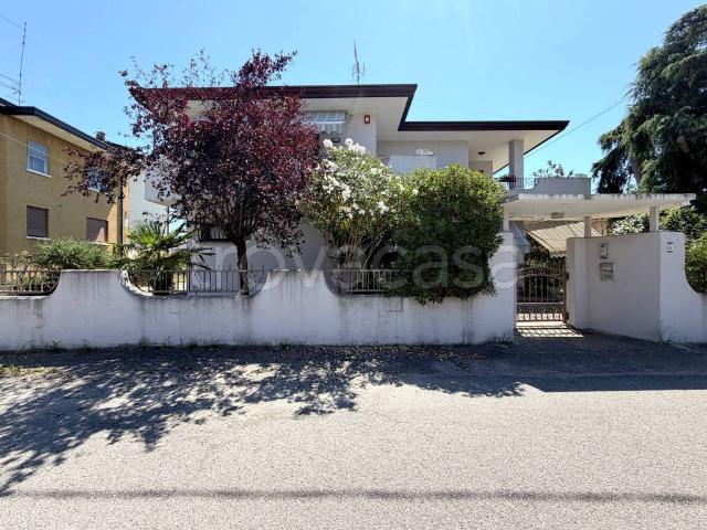 Villa bifamiliare in vendita a Porto Viro via Roma, 5