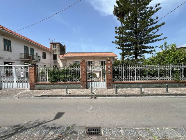 Villa bifamiliare in vendita a Portici