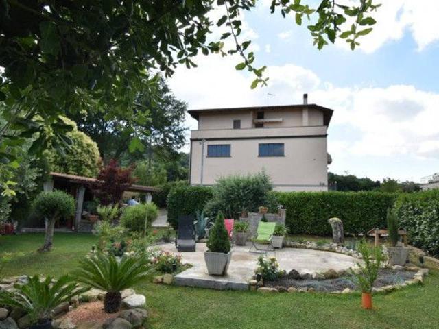 Villa bifamiliare in vendita a Perugia