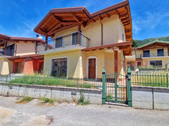 Villa bifamiliare in vendita a Pizzoli