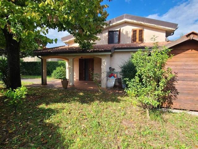 Villa bifamiliare in vendita a Pietrasanta