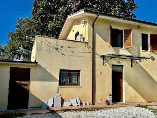 Villa bifamiliare in vendita a Pietrasanta