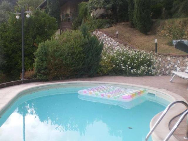 Villa bifamiliare in vendita a Pietrasanta