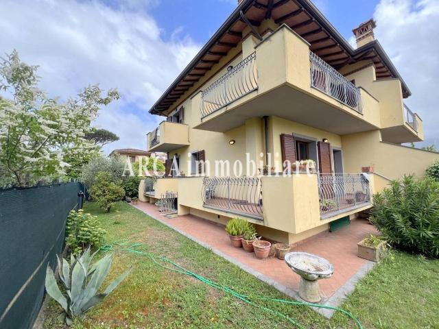 Villa bifamiliare in vendita a Pietrasanta