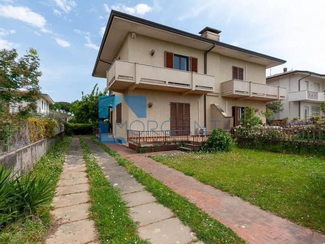 Villa bifamiliare in vendita a Pietrasanta