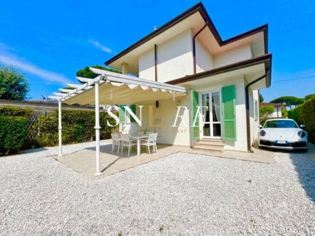 Villa bifamiliare in vendita a Pietrasanta