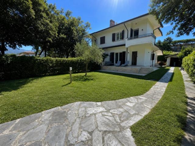 Villa bifamiliare in vendita a Pietrasanta via Maddalena, 32