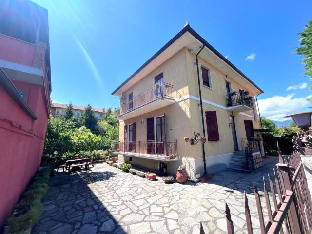 Villa bifamiliare in vendita a Pinerolo