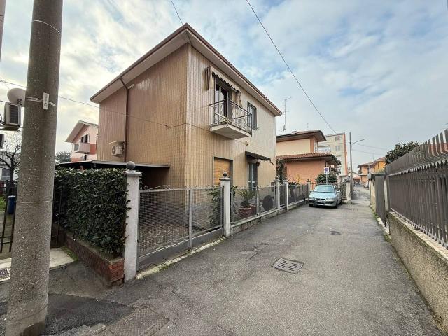 Villa bifamiliare in vendita a Pioltello
