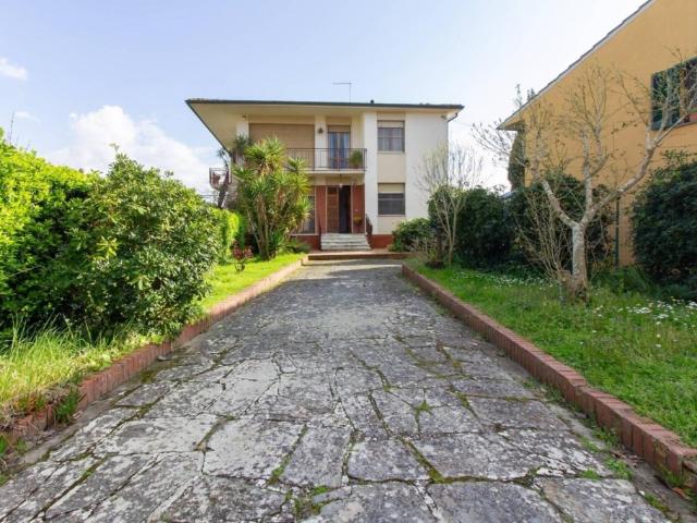 Villa bifamiliare in vendita a Pisa via Livornese, La Vettola