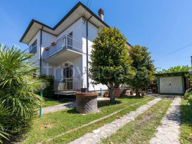 Villa bifamiliare in vendita a Pisa via Livornese, 1253, San Piero