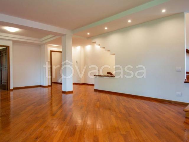 Villa bifamiliare in vendita a Prato via Carlo Forlanini, Villa Fiorita