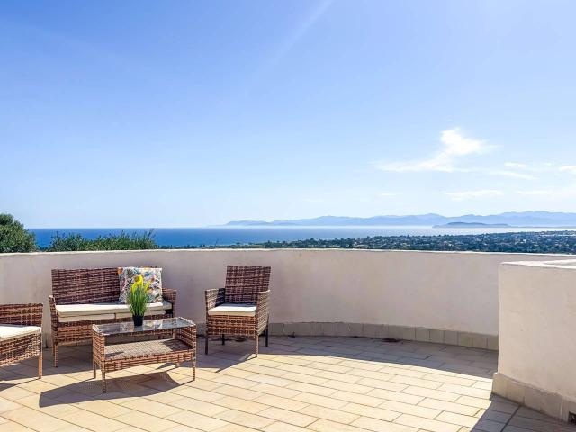 Villa bifamiliare in vendita a Quartu Sant'Elena