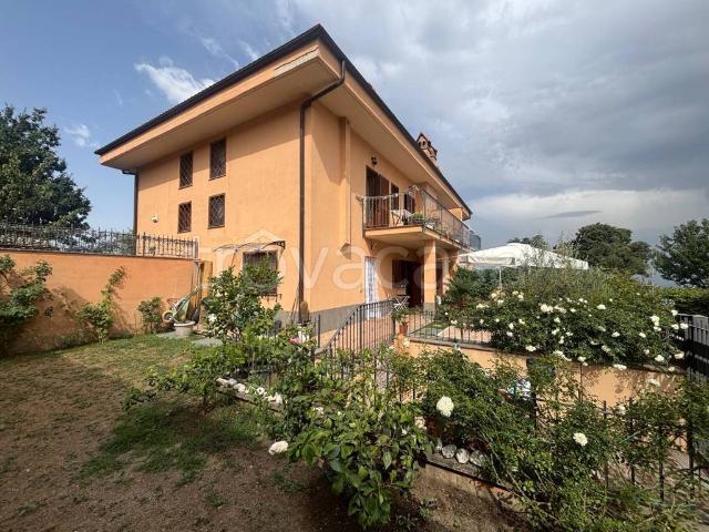Villa bifamiliare in vendita a Rocca di Papa via Degli Aceri