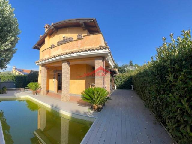 Villa bifamiliare in vendita a Rocca di Papa via delle Mimose