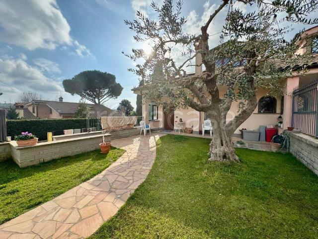Villa bifamiliare in vendita a Rocca di Papa via di Marino Campagna