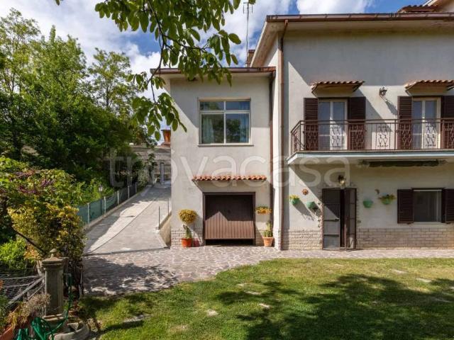 Villa bifamiliare in vendita a Rocca Sinibalda
