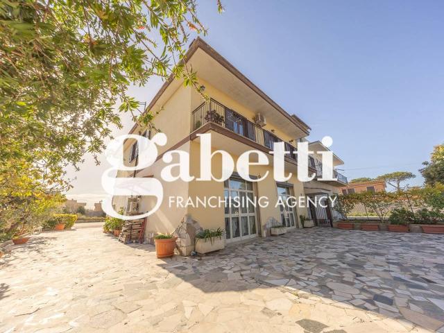 Villa bifamiliare in vendita a Roma